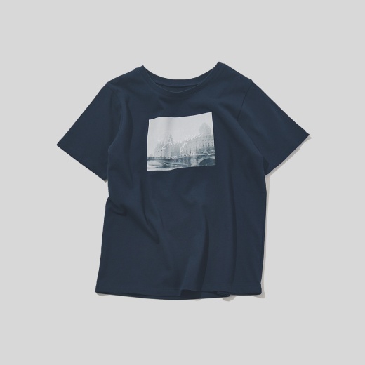 ノードセンス特集の「PARIS MOOD」のモアアイテムNo.8のNBBのBonjour Tシャツの置き画像