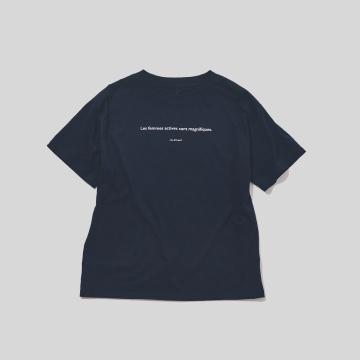 ノードセンス特集の「PARIS MOOD」のスタイリングNo.7のJSのフレンチレタードTシャツの置き画像