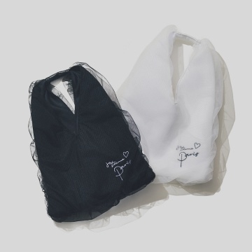 ノードセンス特集の「PARIS MOOD」のスタイリングNo.1のPBDのチュールバッグの置き画像