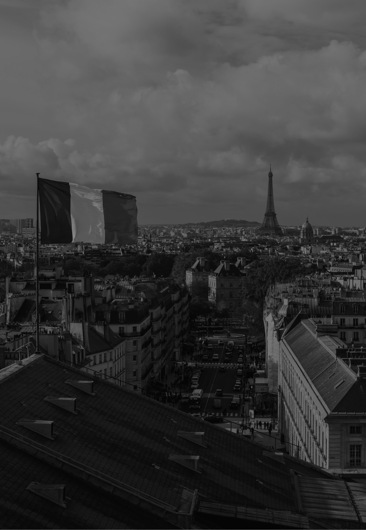 ノードセンス特集の「PARIS MOOD」のメインビジュアル背景のパリ国旗のみモノクロの写真