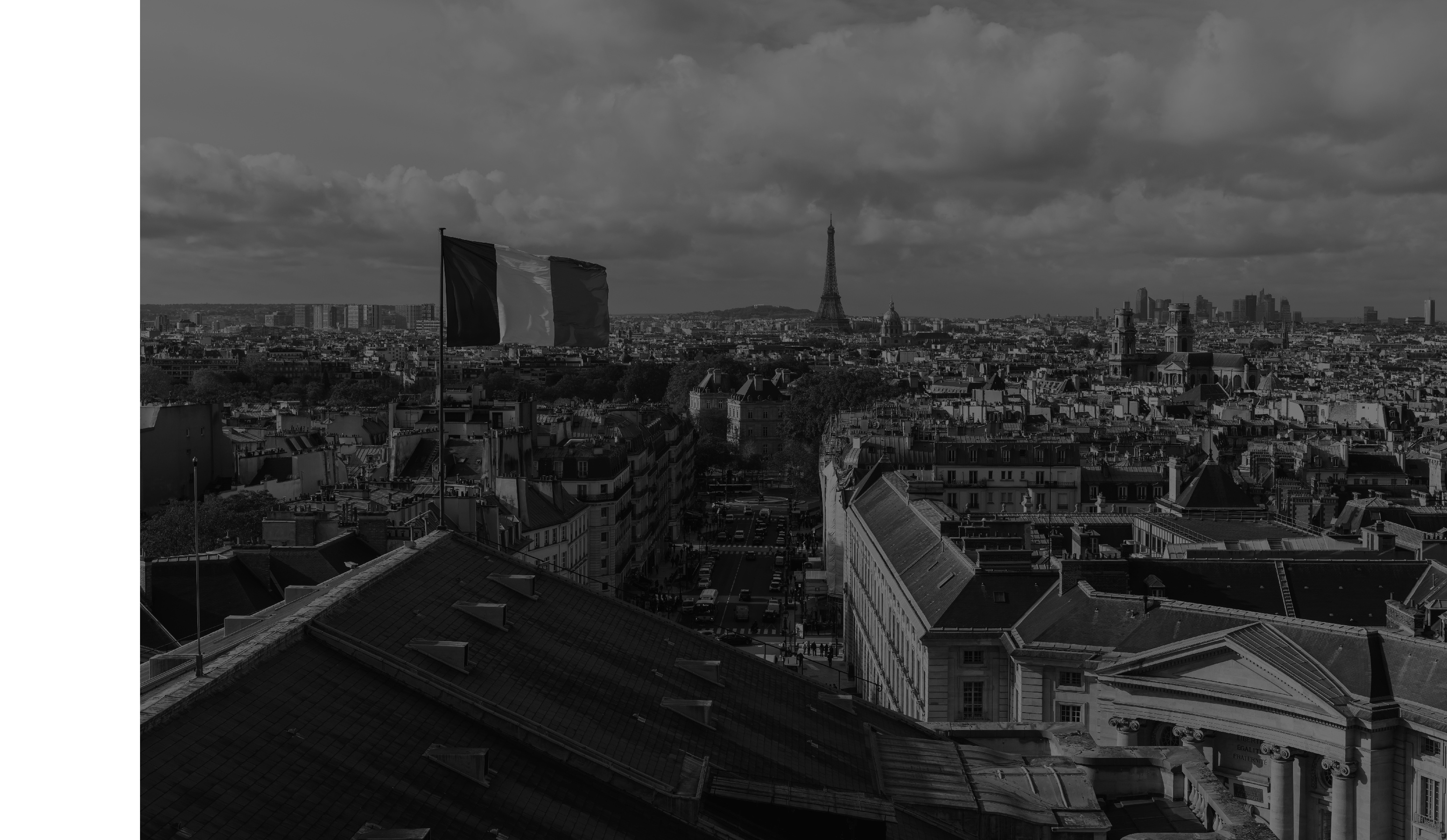 ノードセンス特集の「PARIS MOOD」のメインビジュアル背景のパリの国旗のみモノクロの写真