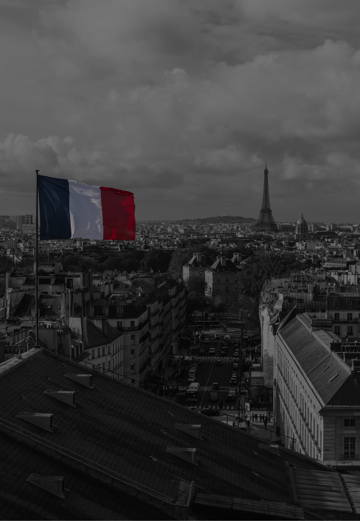 ノードセンス特集の「PARIS MOOD」のメインビジュアル背景のパリ国旗のみカラーの写真